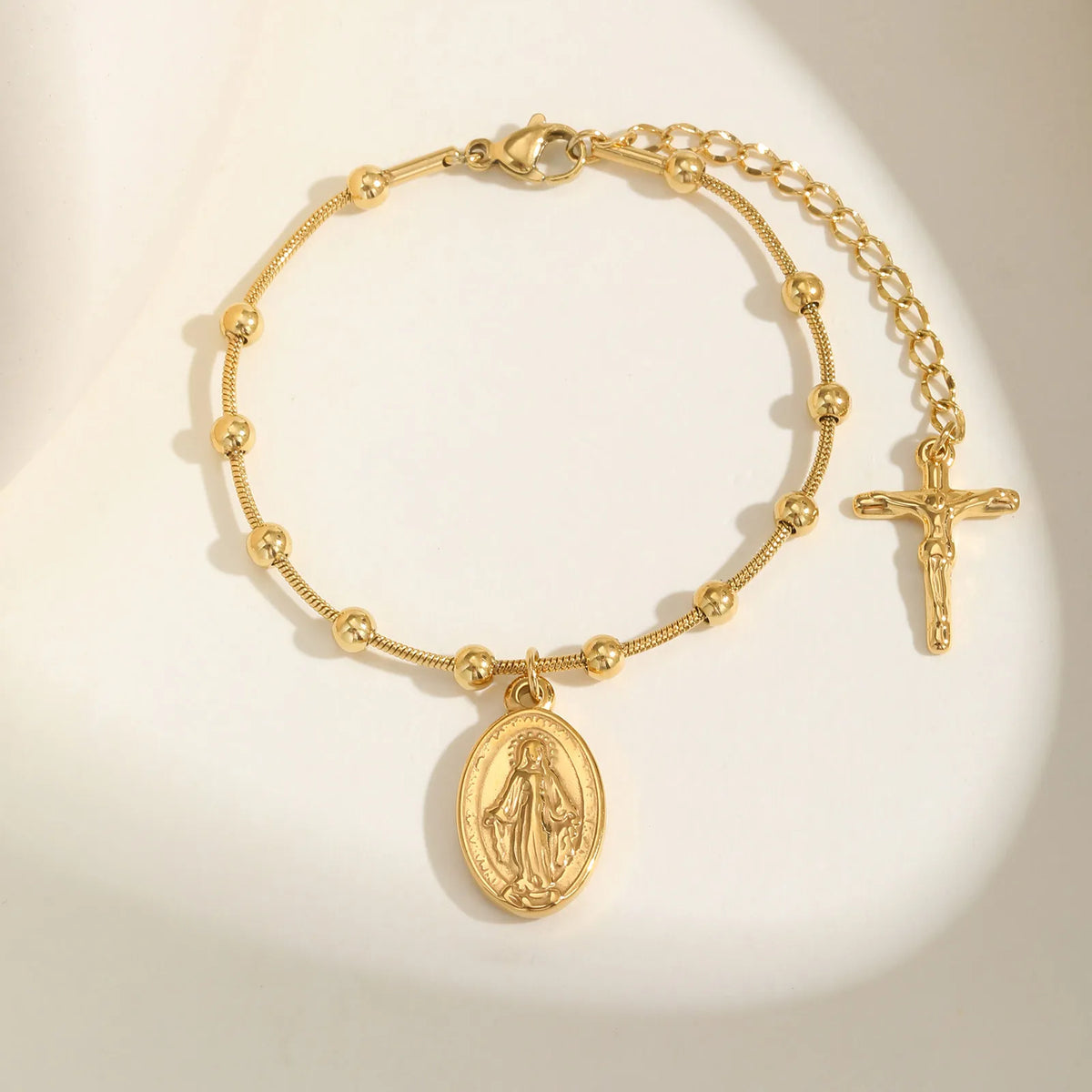 Heilige Maria Armband am Handgelenk getragen