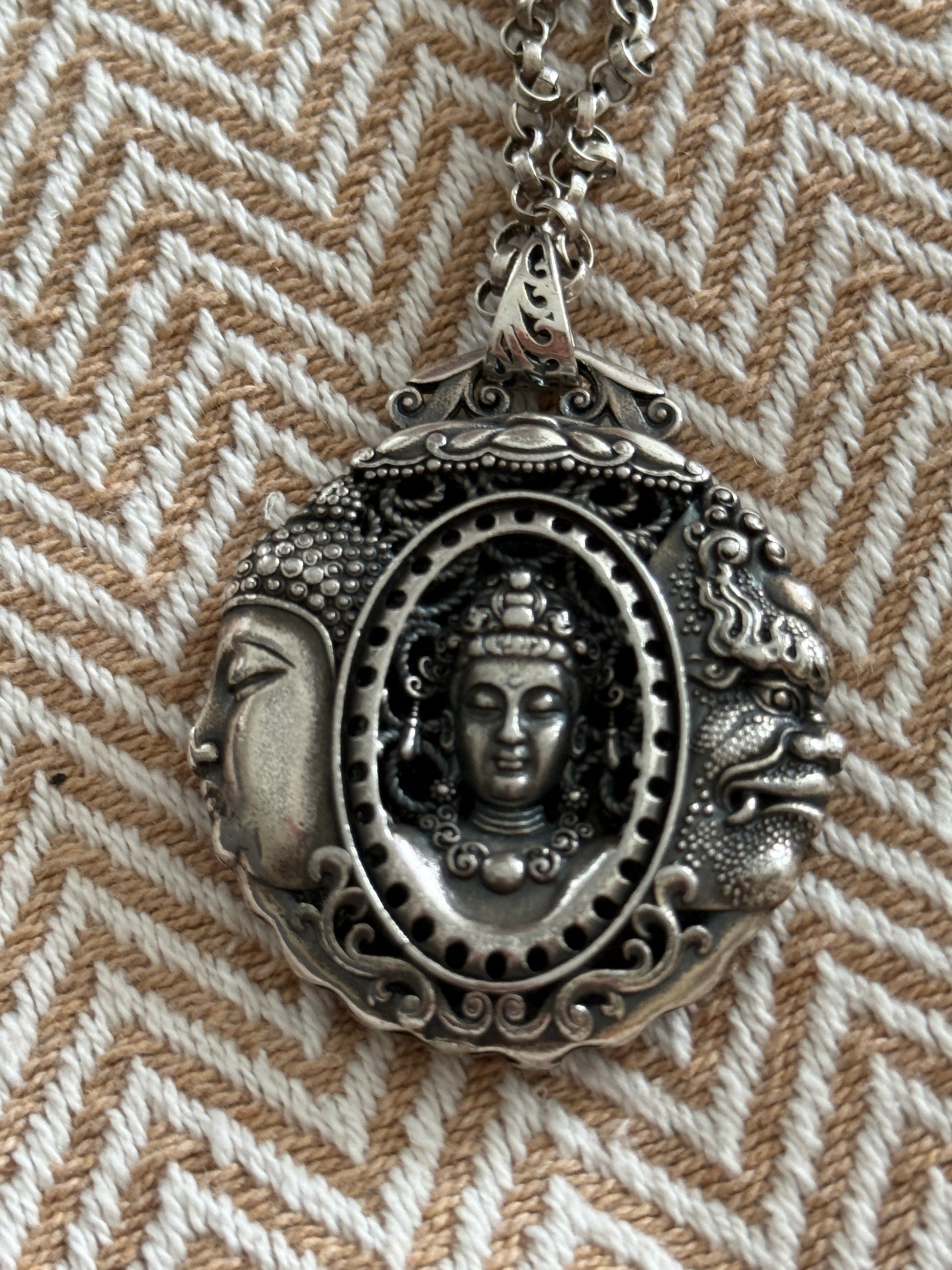 Mein persönlicher Favorit ! Retro Buddah Amulette mit langer Kette. ( Edelstahl versilbert )