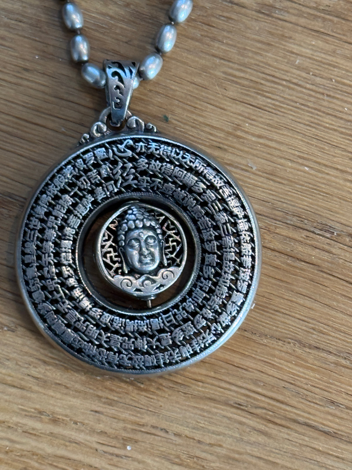 Mega Retro Kette mit beweglichen Buddah in der Mitte. 