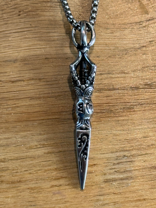 Tibetische Krieger(innen) Kette aus silberfarbenen Edelmetall.