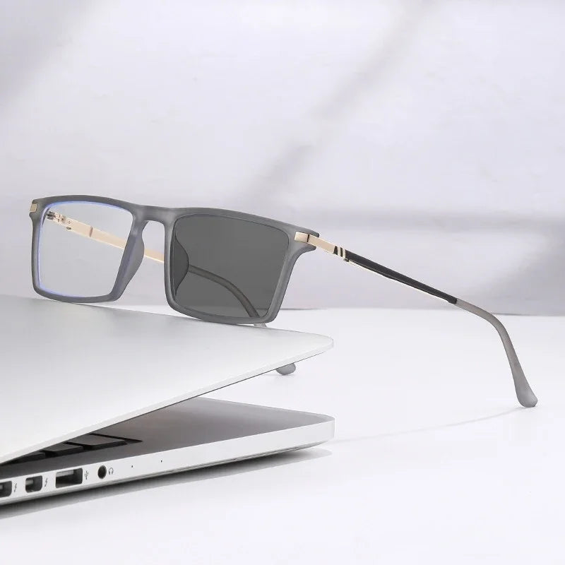 Unisex Lesebrille mit wechselnden, dunkleren Gläsern im Sonnenlicht. 0-4,00