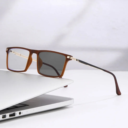 Unisex Lesebrille mit wechselnden, dunkleren Gläsern im Sonnenlicht. 0-4,00