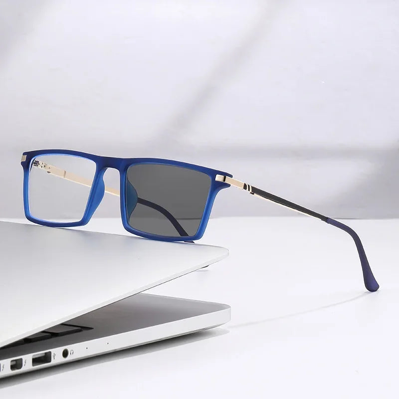 Unisex Lesebrille mit wechselnden, dunkleren Gläsern im Sonnenlicht. 0-4,00