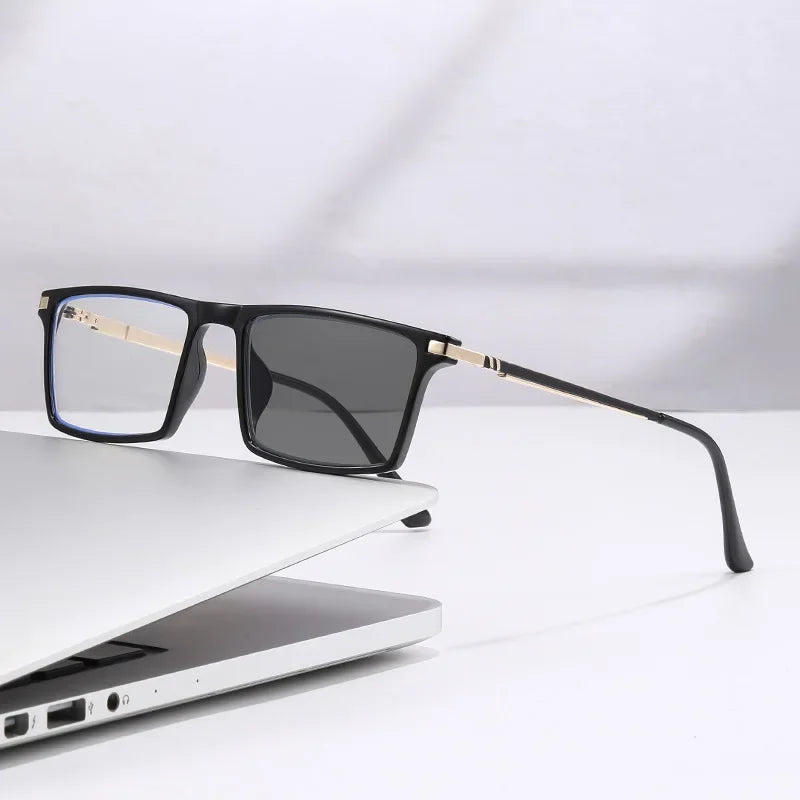 Unisex Lesebrille mit wechselnden, dunkleren Gläsern im Sonnenlicht. 0-4,00